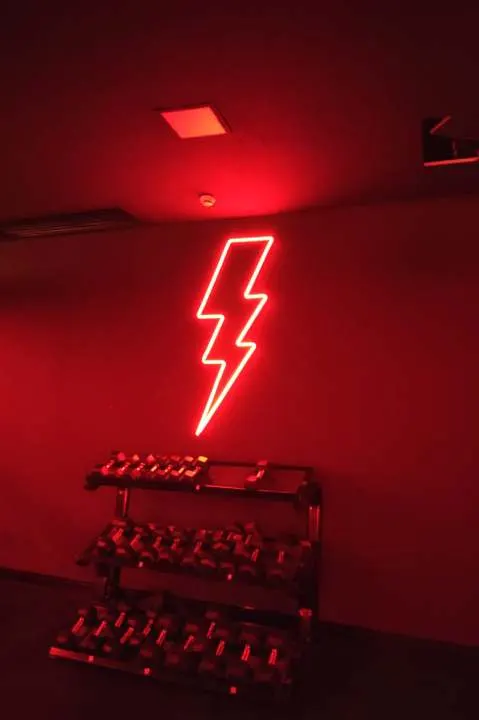 Raio em neon na área de peso livre
