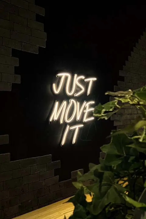Neon Just Move It em academia